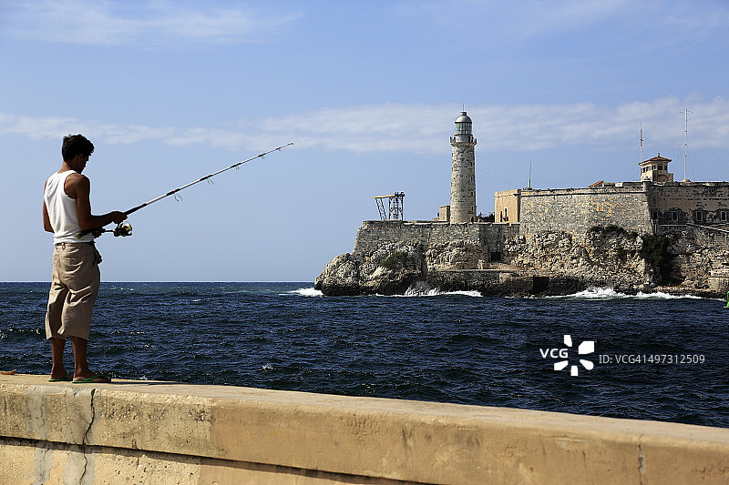 莫罗城堡与钓鱼的年轻人图片素材