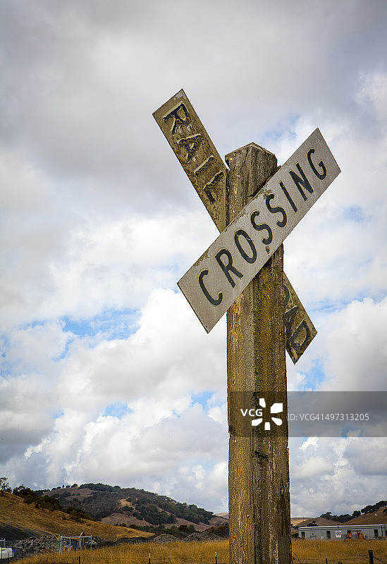 乡村环境中的铁路交叉路口标志图片素材