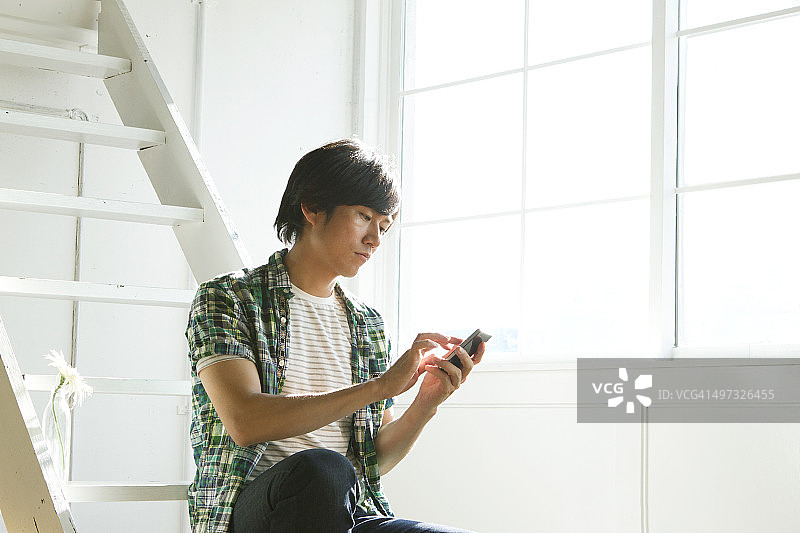 使用智能手机的第30代男人图片素材