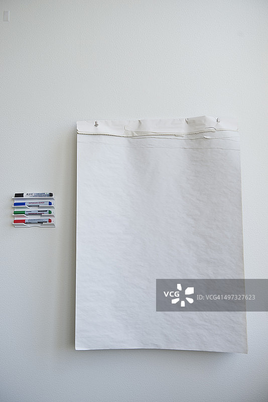 墙上的纸张和马克笔图片素材