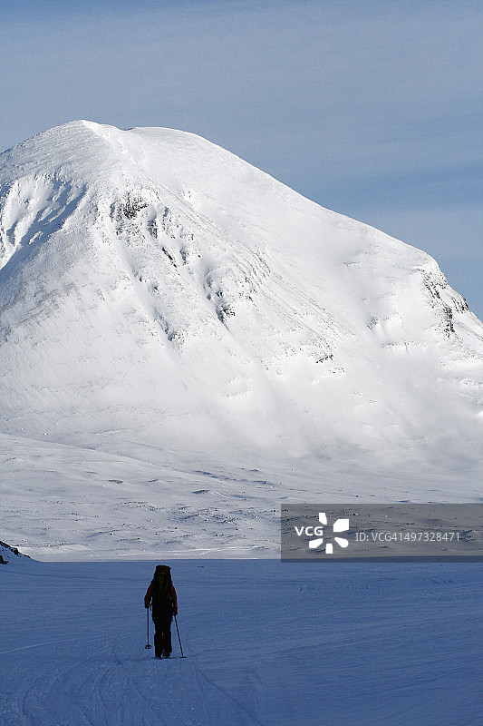 在瑞典拉普兰Kebnekaise滑雪的人图片素材
