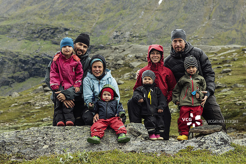 父母和孩子合影，地点：瑞典拉普兰省凯布内凯塞山图片素材