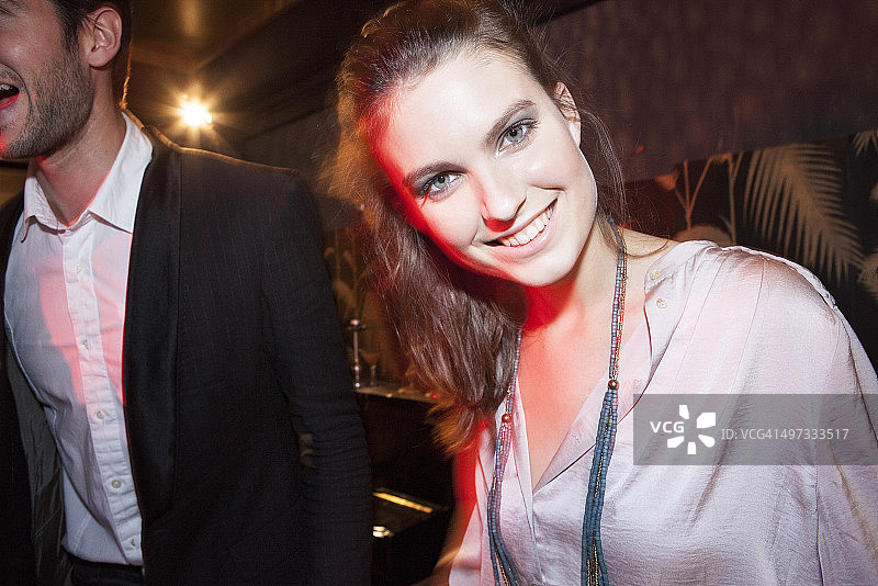 年轻女人享受夜生活图片素材