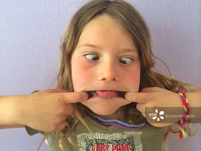 做鬼脸的小女孩（6-7岁）图片素材