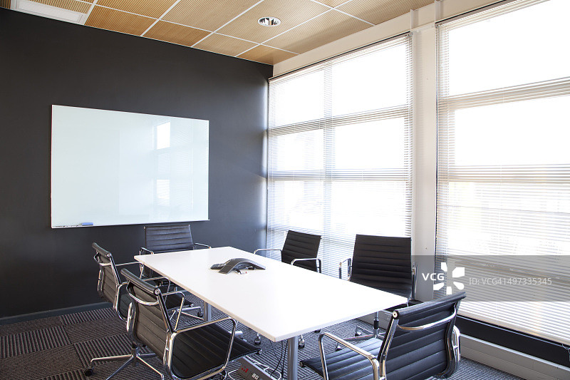 空荡的办公室会议室图片素材