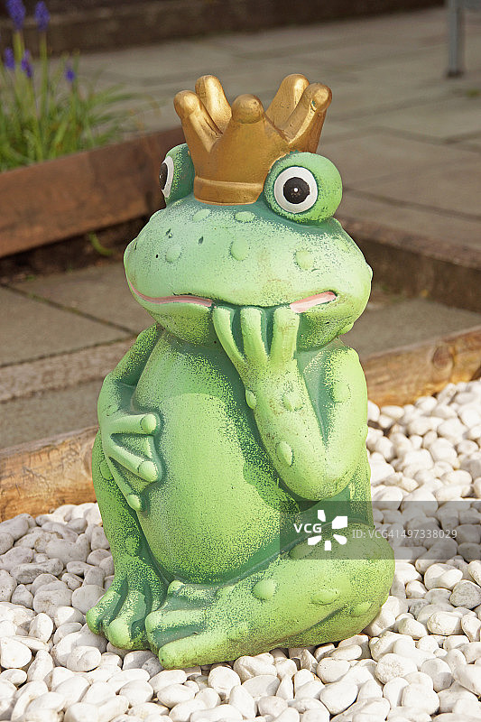 花园里的青蛙雕像图片素材