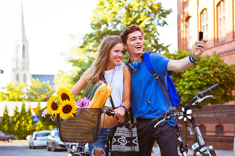 骑自行车的城市年轻人图片素材