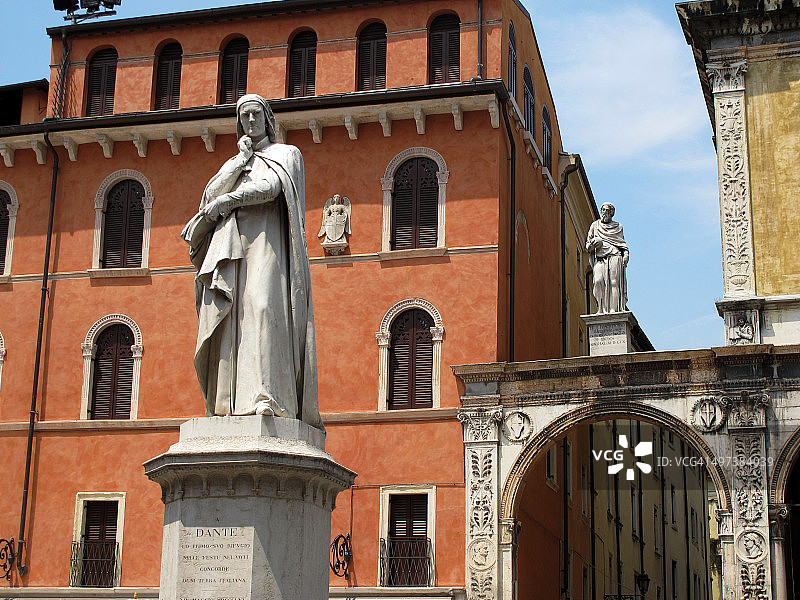 意大利维罗纳领主广场但丁纪念碑图片素材