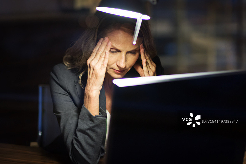深夜工作的成熟女商人图片素材