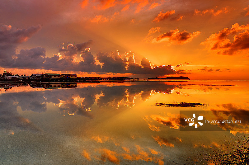 沙巴水上村庄的日落图片素材