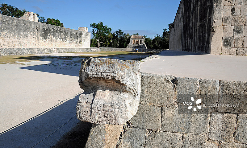 奇琴伊察的大球场和蛇雕像图片素材