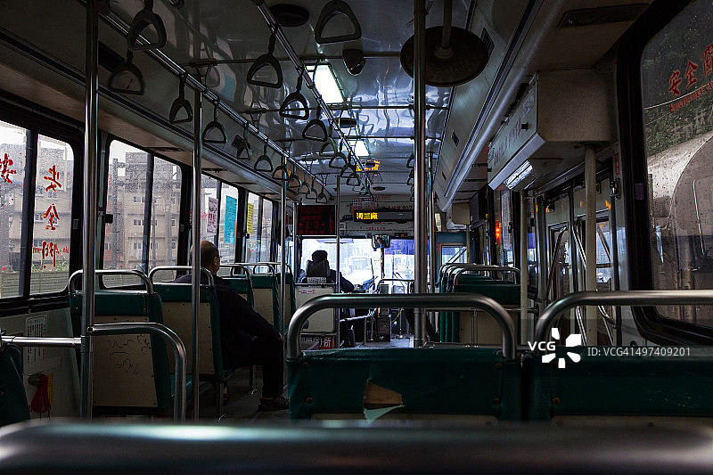 中国台湾基隆的当地空荡公交车内部图片素材