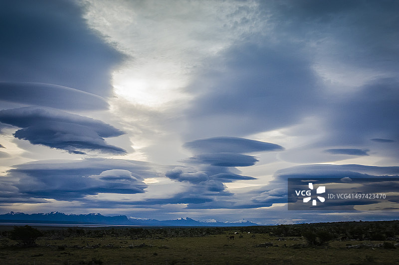 巴塔哥尼亚安第斯山脉上空的荚状云图片素材