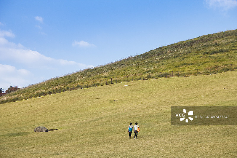两位女士攀登若草山图片素材