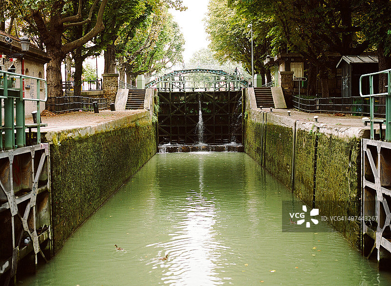 巴黎圣马丁运河船闸图片素材