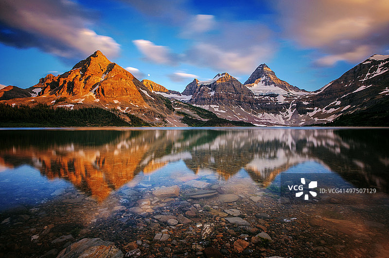 阿西尼博因山图片素材