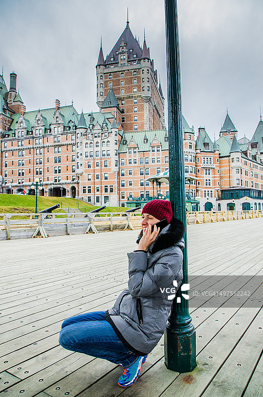 女人在芳堤娜城堡前讲手机图片素材