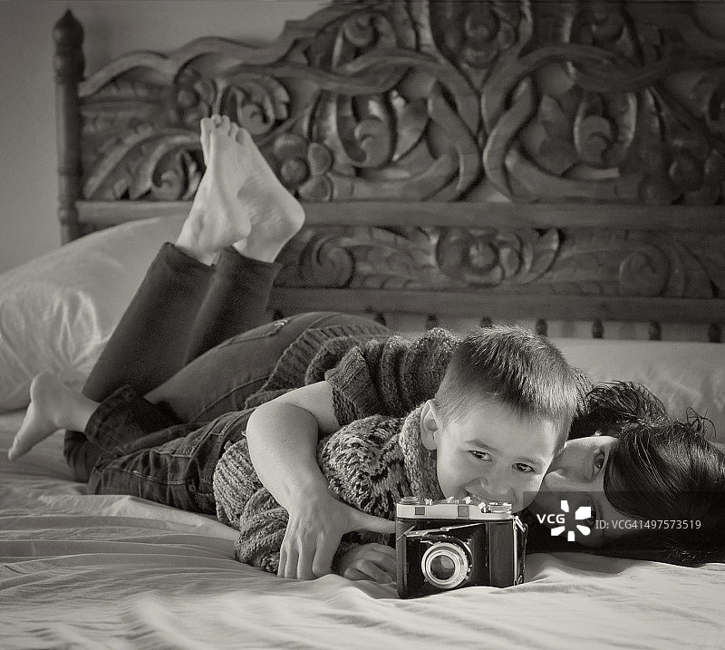 在床上拍照的母子图片素材