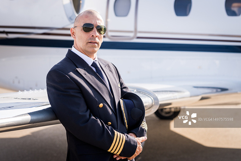 私人喷气式飞机的飞行员图片素材