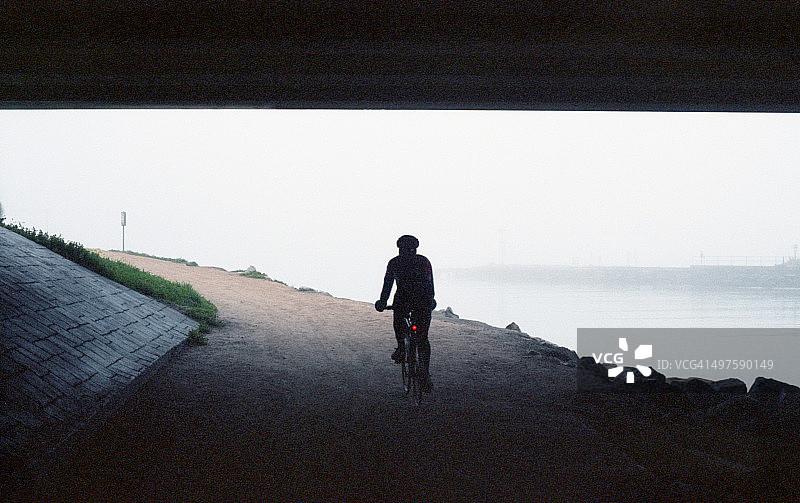 桥下的骑行者图片素材