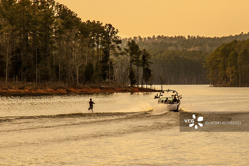 约旦湖上的滑水运动图片素材