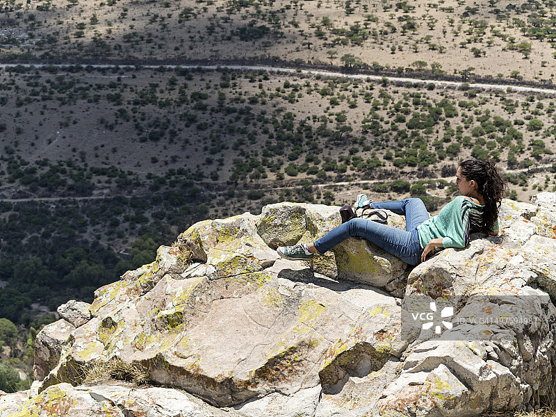 在山上享受日光浴图片素材