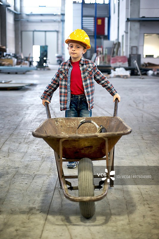 推着独轮车的小工人图片素材