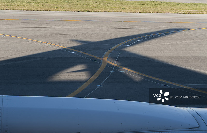 停机坪上客机机翼的阴影图片素材