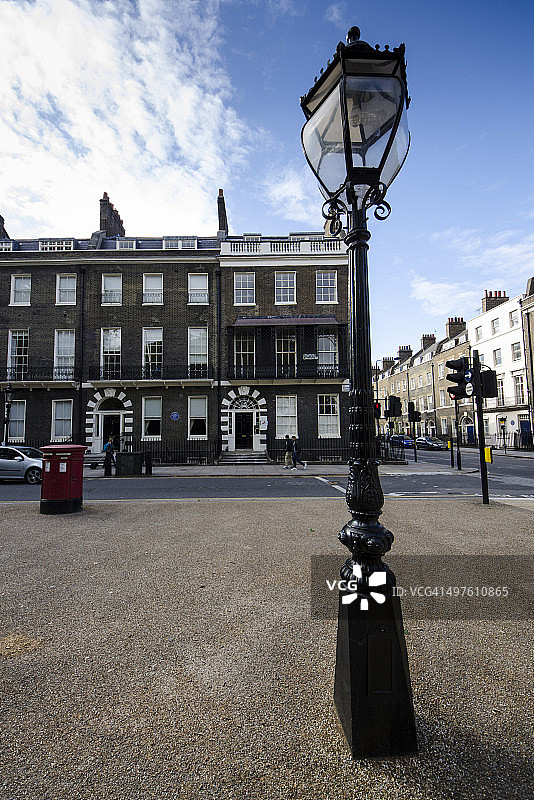 英国伦敦贝德福德广场和红色邮筒图片素材