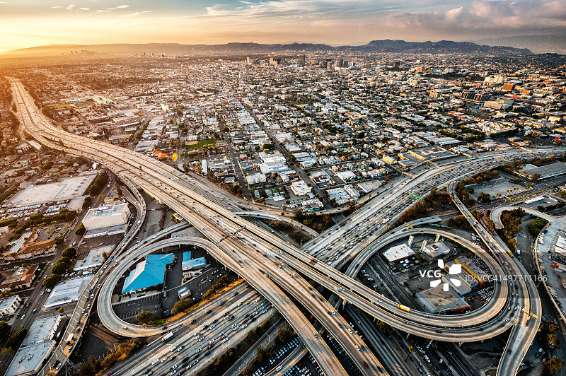 黄昏时分的高速公路立交图片素材