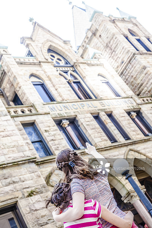 两个女孩在宾夕法尼亚州拉卡瓦纳县法院广场观光图片素材