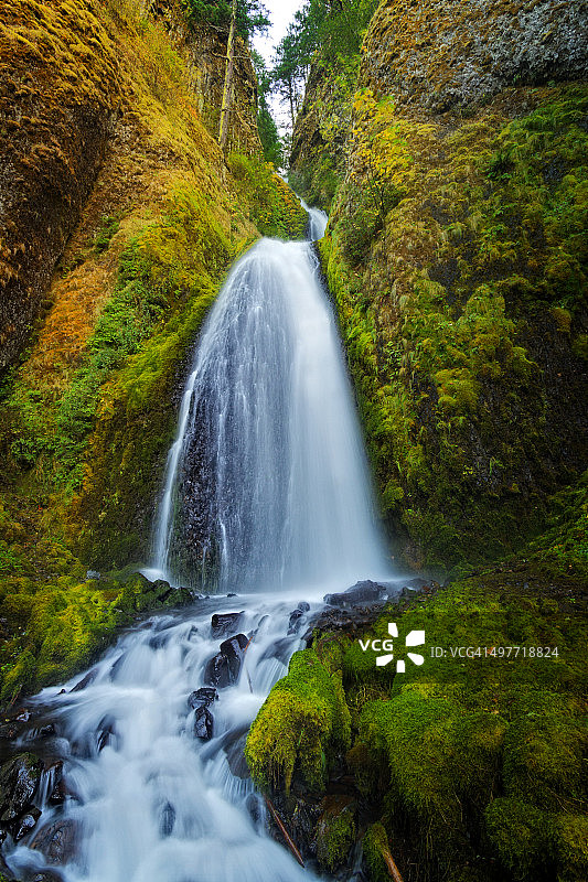 俄勒冈州哥伦比亚河峡谷瓦基纳瀑布长曝光正面图图片素材