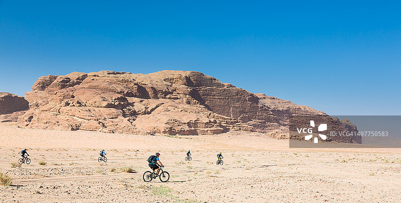 约旦瓦迪拉姆沙漠骑行图片素材