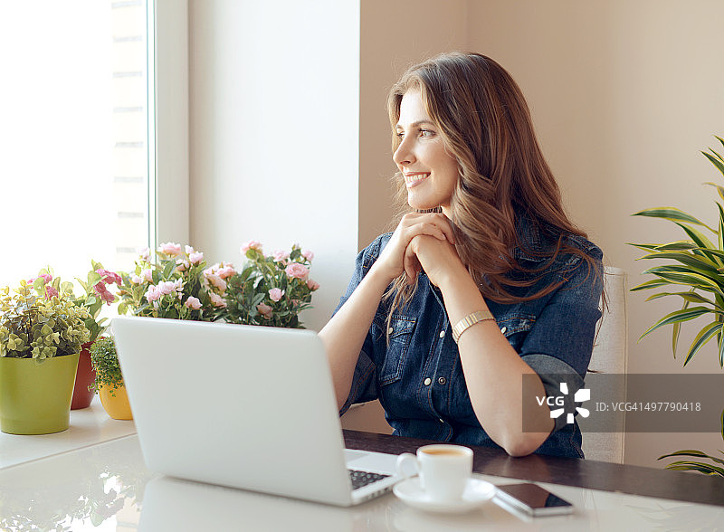 年轻女人居家生活图片素材