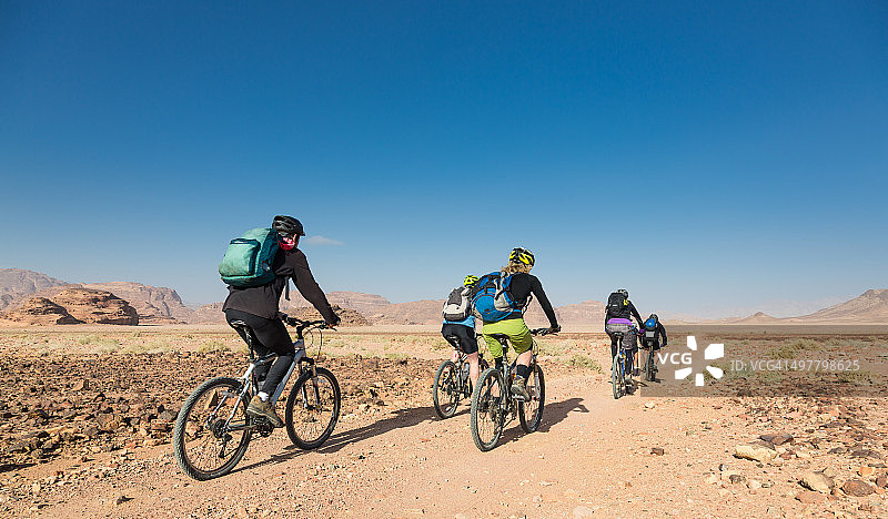 约旦瓦迪拉姆山地自行车图片素材