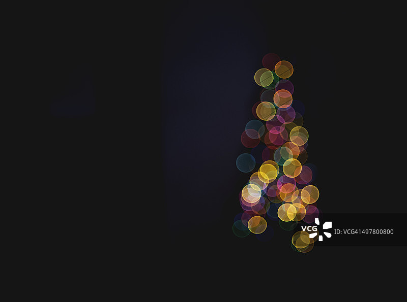 树上虚焦的彩色圣诞灯图片素材