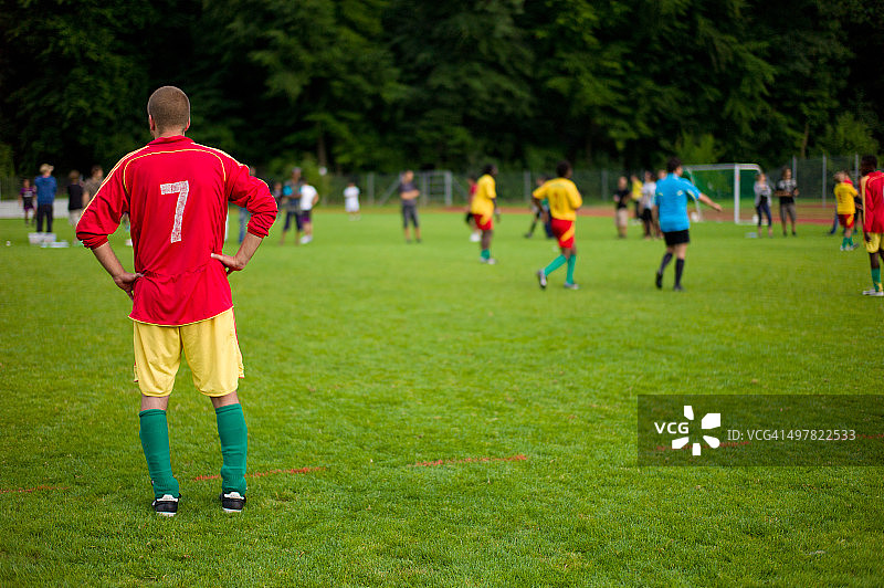 足球运动员观看比赛图片素材