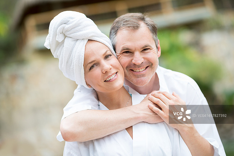 快乐的成年夫妇在水疗中心图片素材