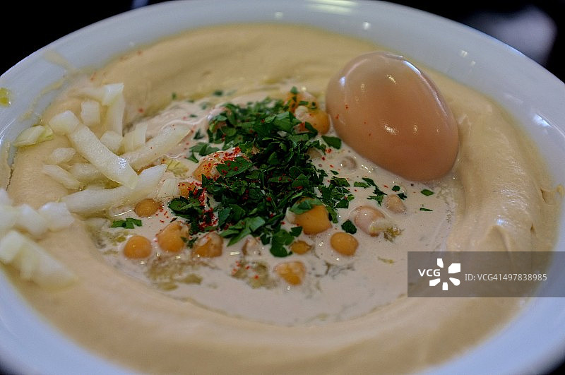 鹰嘴豆泥、鹰嘴豆和煮鸡蛋图片素材