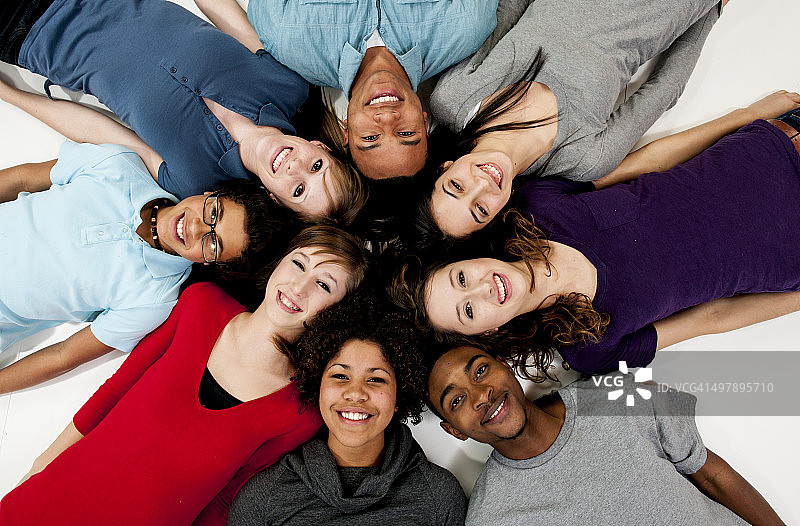 微笑的青少年们图片素材