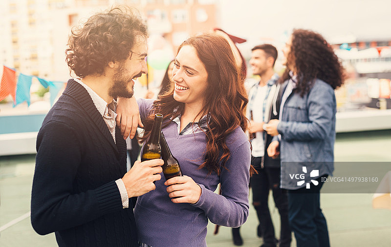 派对上的情侣肖像图片素材