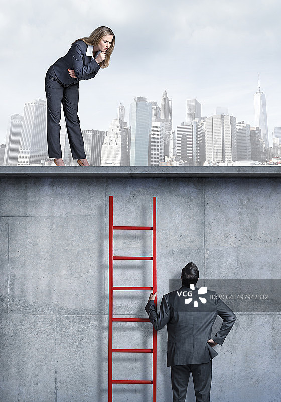女商人俯视着拿着梯子的男商人图片素材