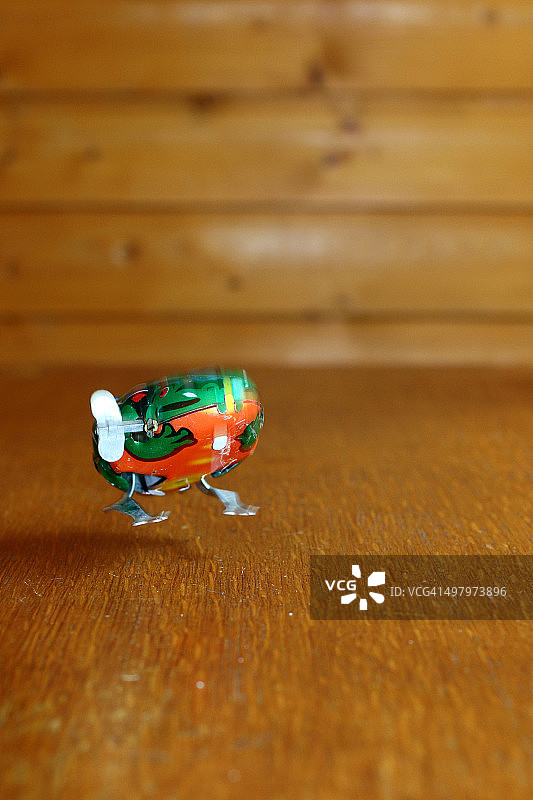 青蛙过河图片素材