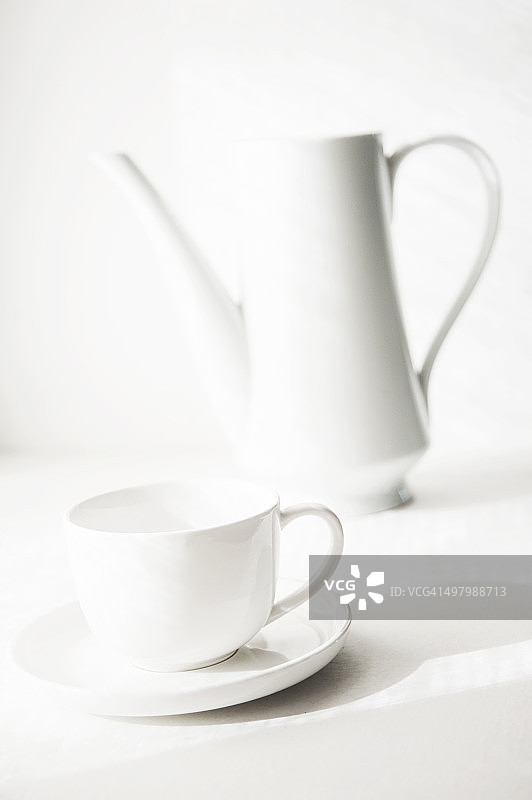 咖啡壶和带托盘的咖啡杯图片素材