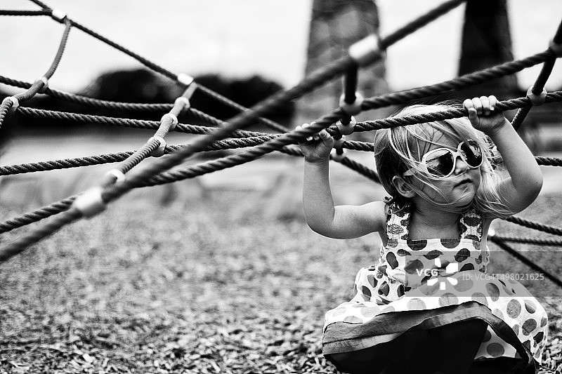 攀爬网下的小女孩图片素材