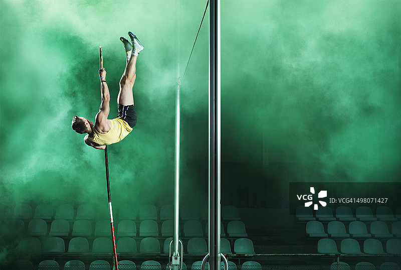 烟雾中撑杆跳的运动员图片素材