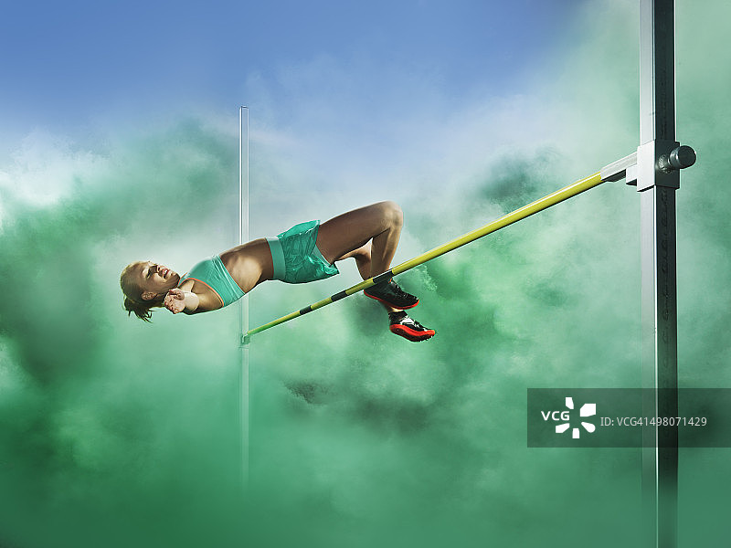 烟雾中跳高运动员图片素材