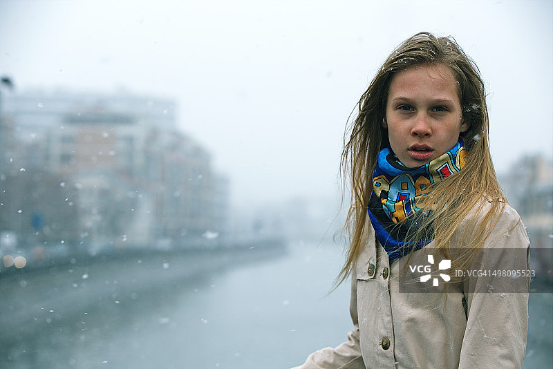 在雪桥上的女孩图片素材