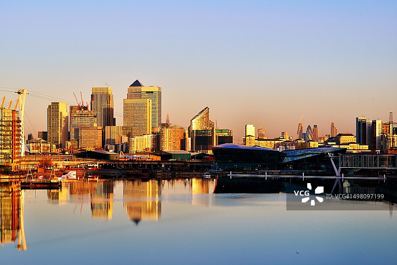 伦敦码头区日出时的天际线图片素材