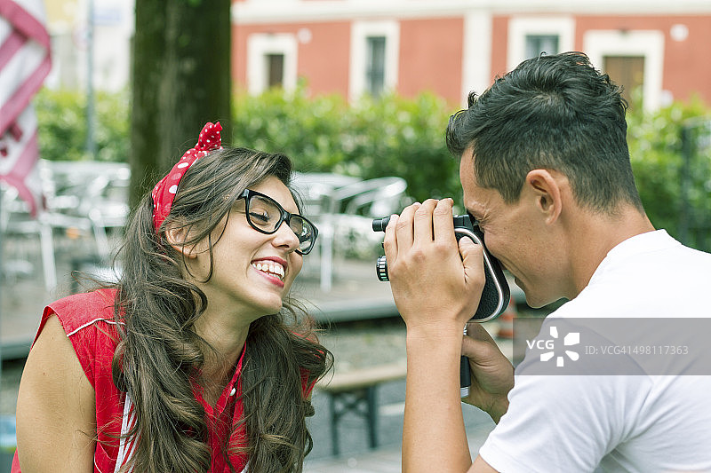 50年代的年轻夫妇正在玩摄像机图片素材